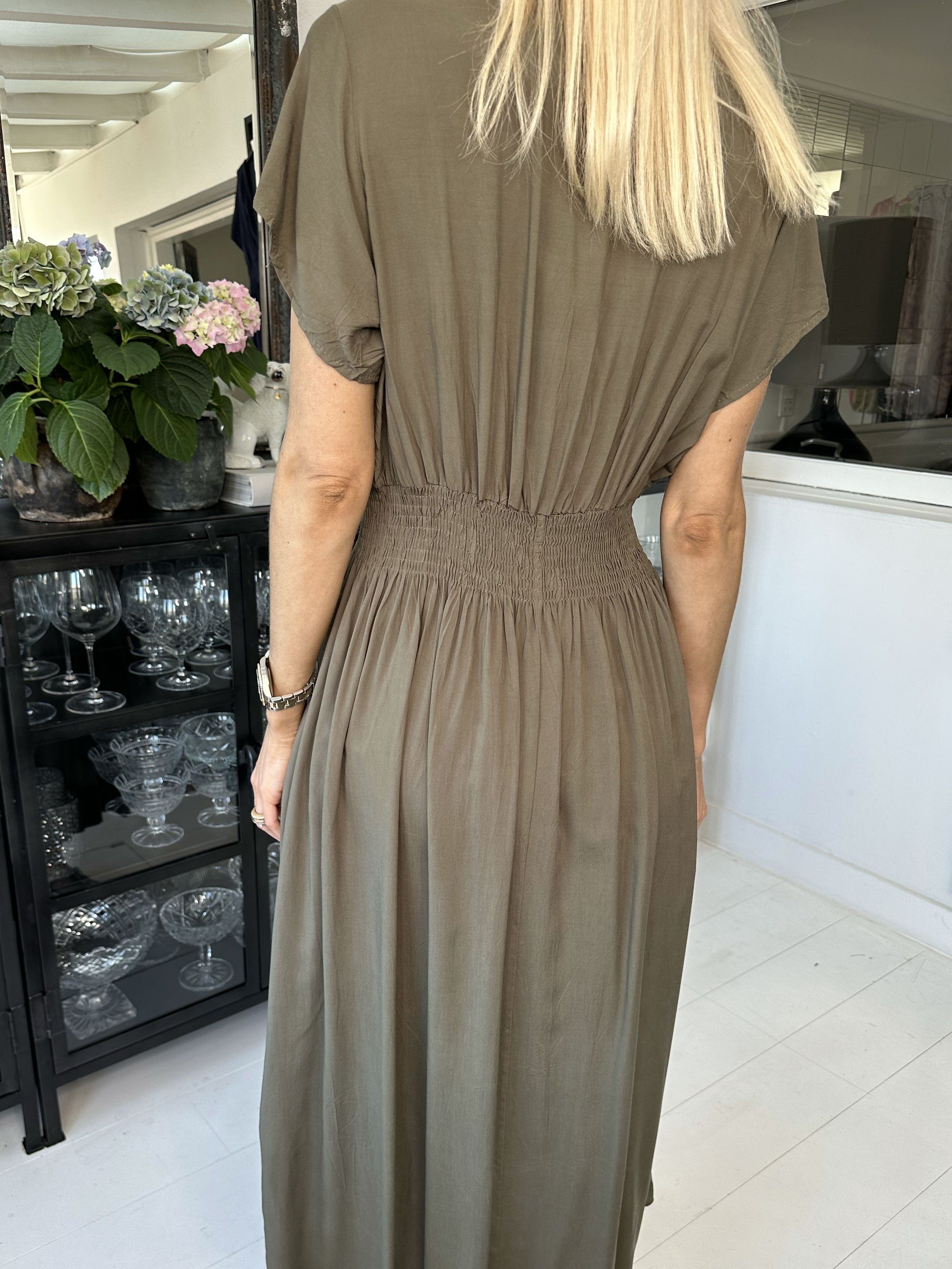 Misha - Sød lang plain kjole i viskose med smock